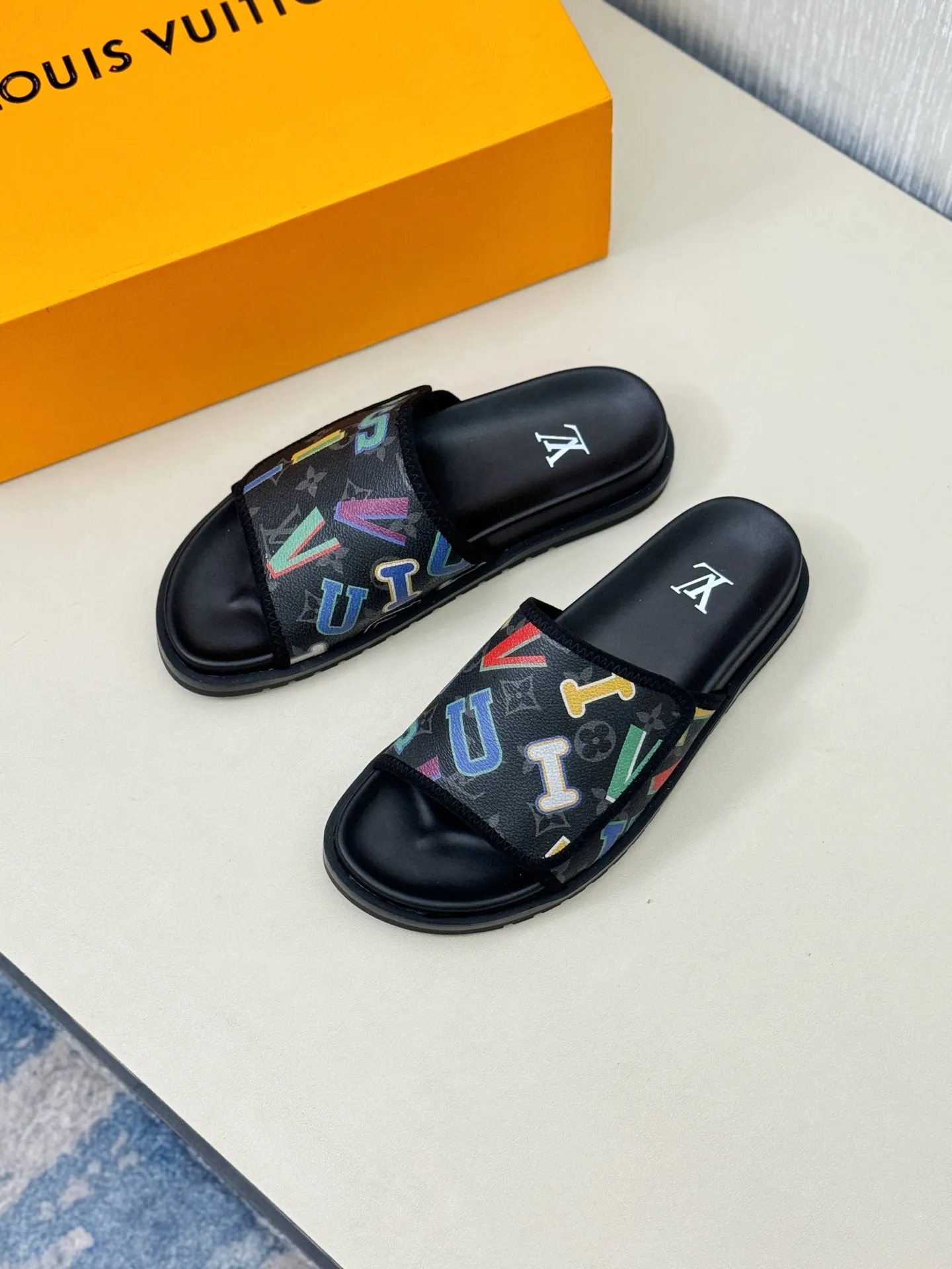 [L Home] P: 340💰Size: 38-45 Top purchasing agent lv men's summer slippers, classic presbyopia with Velcro, soft real leather lining, unique color splicing effect, distinctive personality, fashionable and trendy essential style, light and comfortable. Lightweight and tough rubber insole, micro ridged foam outsole, super comfortable!